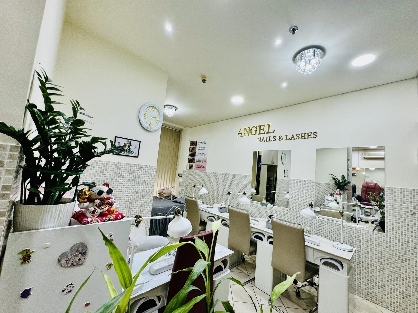 Wnętrze salonu Angel Nails & Lashes na Solcu w Warszawie