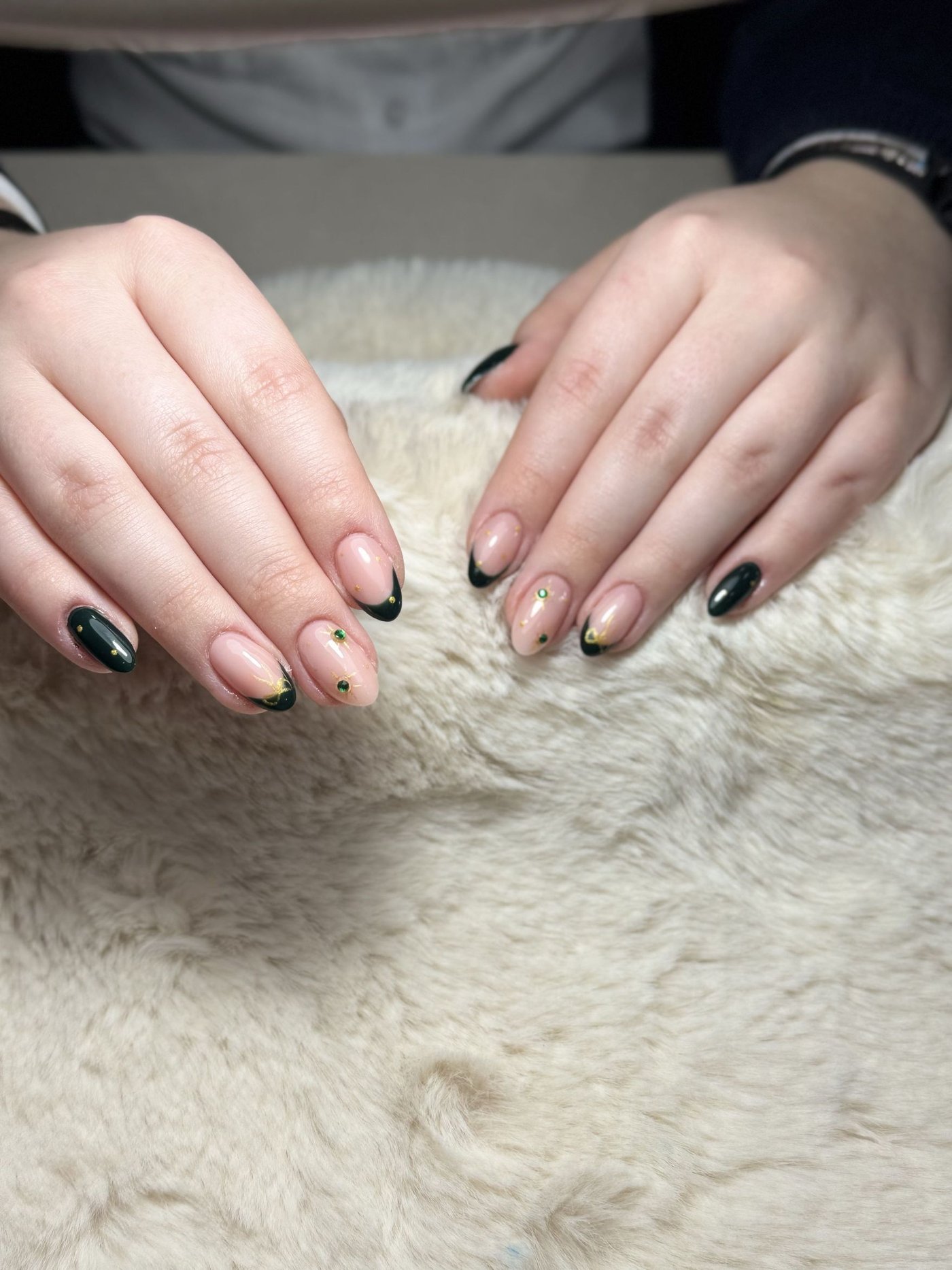 Manicure w odcieniu nude z drobnymi ciemnymi i złotymi akcentami