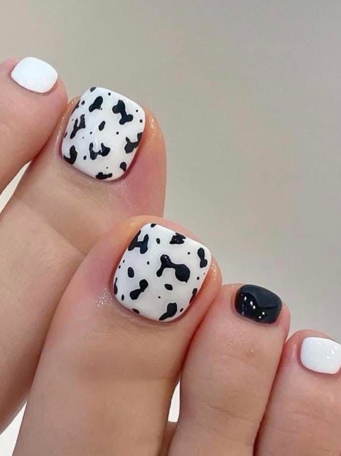 Pedicure z ręcznie malowanym wzorem czarno-białych plamek